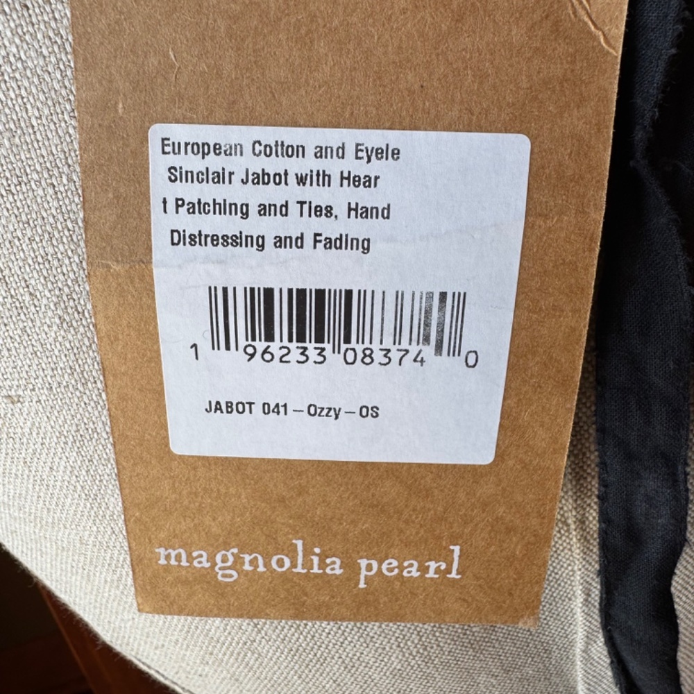 NWT Magnolia Pearl Eyelet Sinclair Jabot with Heart in Ozzy - Picture 4 of 4